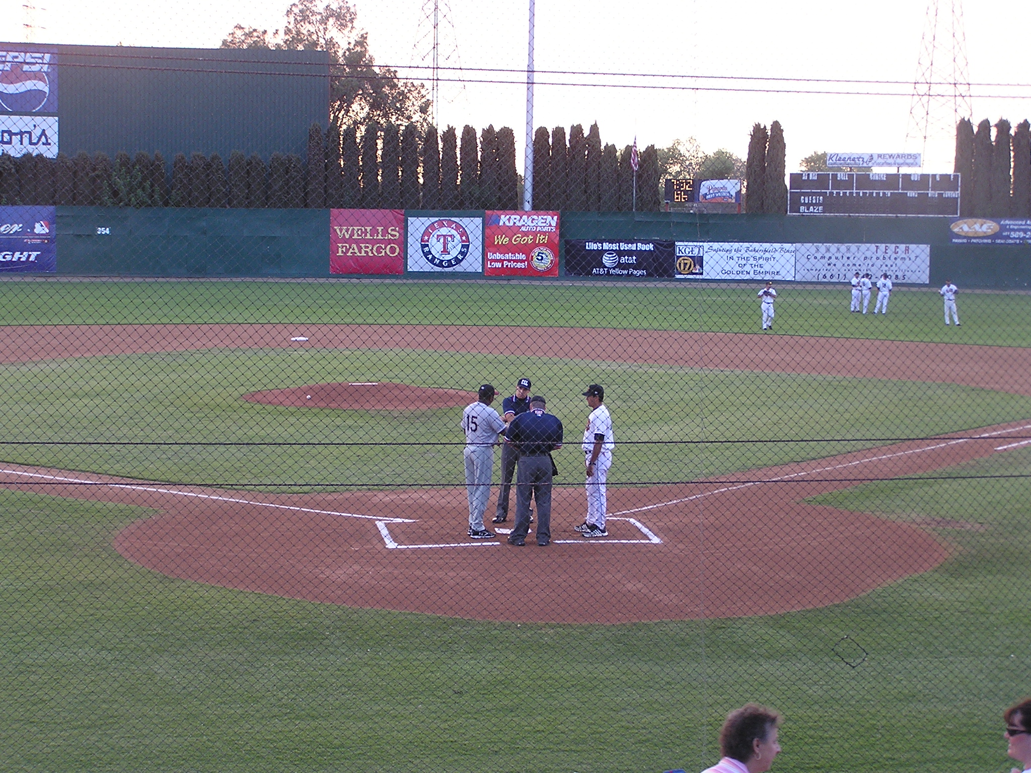 Exchanging the Line ups - Sam Lynn Ballpark